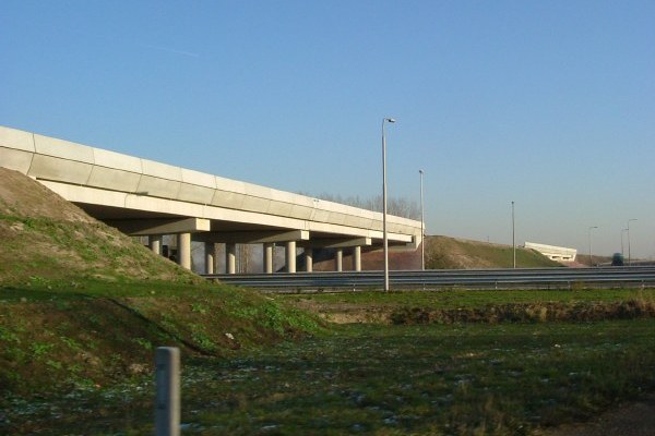 Mediendatei Nr. 16251 Brücken der Betuweroute am Autobahnkreuz A2/A15 Knooppunt Deil – Die Brücke im Vordergrund quert die A2, jene im Hintergrund die Verbindungskurve von Nijmegen nach Utrecht