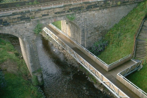 Water of Leith, Fußgängersteg und Eisenbahnbrücke 