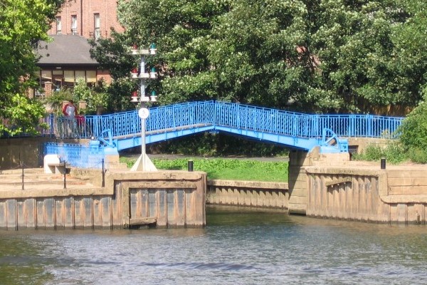 Fußgängerklappbrücke bei einer Schleuse in York 