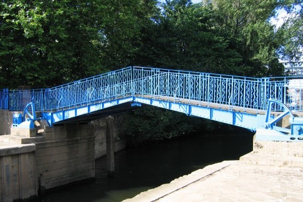 Fußgängerklappbrücke bei einer Schleuse in York 