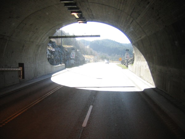 Südostportal Bømlafjordtunnelen, der laut Schild im Tunnel eine Tiefe von -260.4 Meter erreicht 
