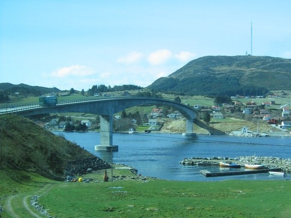 Brücke der E39 über den Boknasundet südlich von Haugesund 