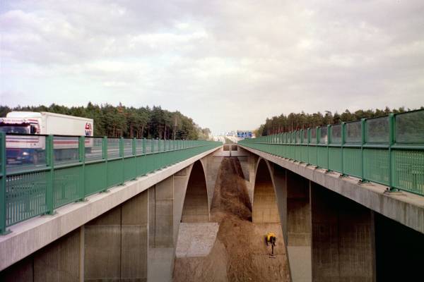 Autobahn A4 – Teufelstalbrücke rechts die ältere Richtung Hermsdorfer Kreuz,links die ganz neue von 2001 Fahrtrichtung Eisenach