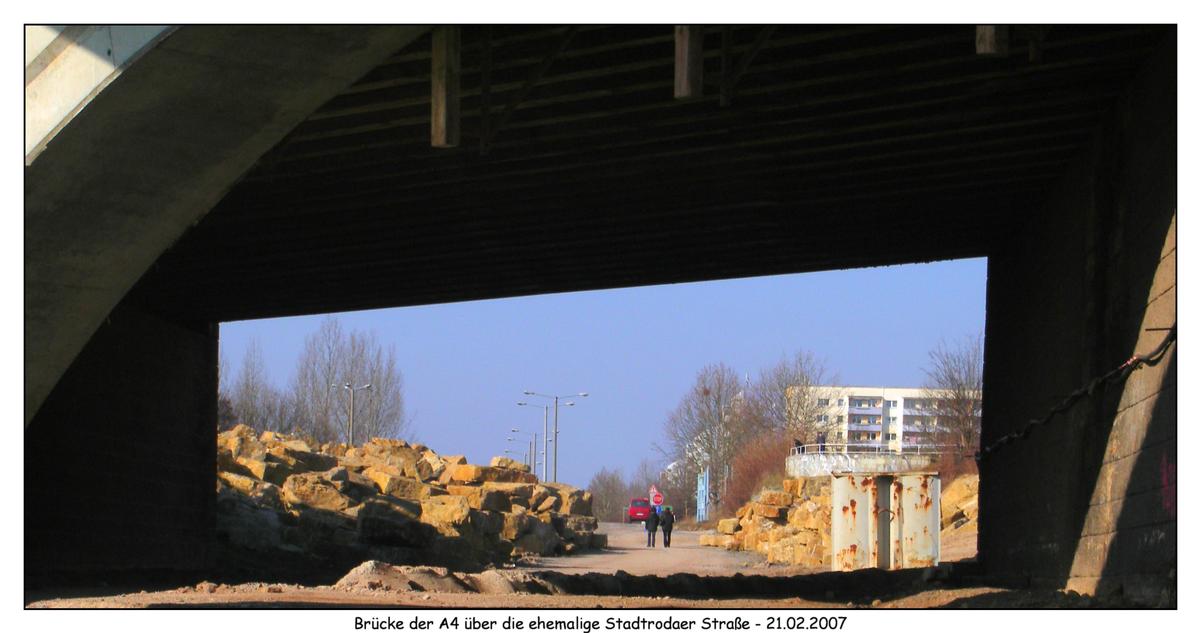 Mediendatei Nr. 84522 die Stadtrodaer Straße unterquert die A4 in Richtung Jena-Zentrum. Inzwischen ist die eine Hälfte der Brücke abgerissen, weil zukünftig die Stadtrodaer Straße über die A4 hinweg führt