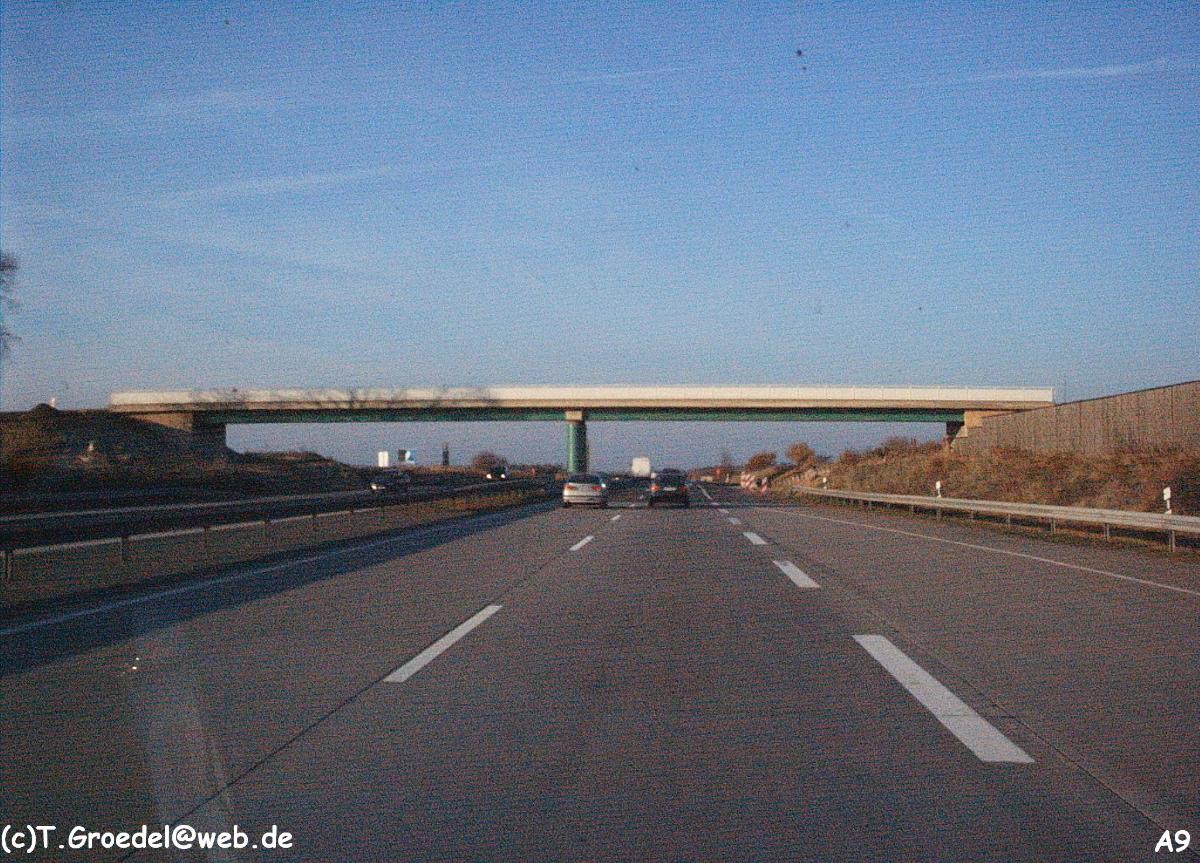 Autobahn A92003 errichtete Brücke nach dem Hersdorfer Kreuz, Überführung der K103, Fahrtrichtung Berlin Autobahn A9 2003 errichtete Brücke nach dem Hersdorfer Kreuz, Überführung der K103, Fahrtrichtung Berlin