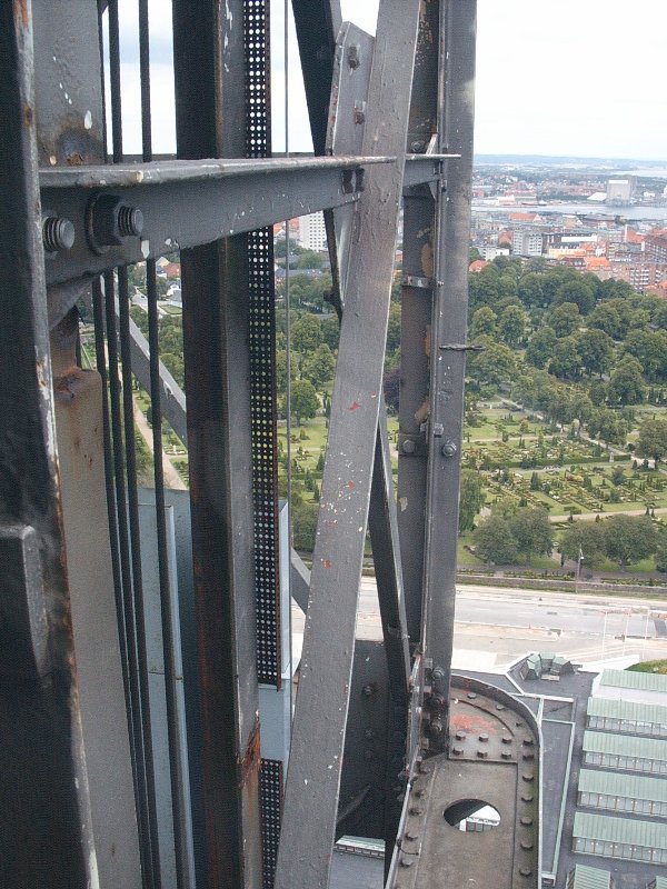 Aussichtsturm Aalborg – Blick aus dem Restaurant auf den Aufzug 