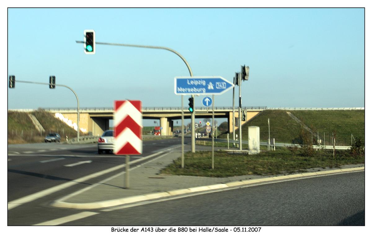 Brücke der Autobahn A143 über die B80 bei Bennstedt 
