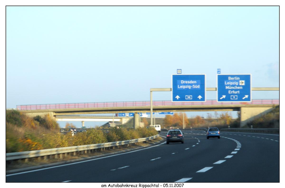 Brücken über die Autobahn A38 am Kreuz Rippachtal - vorn die Überführung eines Wirtschaftsweges, hinten die Zuführung der A9 auf die A38 