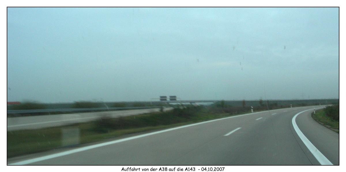 Brücke über die Autobahn A38 - Abfahrt von der A38 auf die A143 am Autobahndreieck Halle-Süd 
