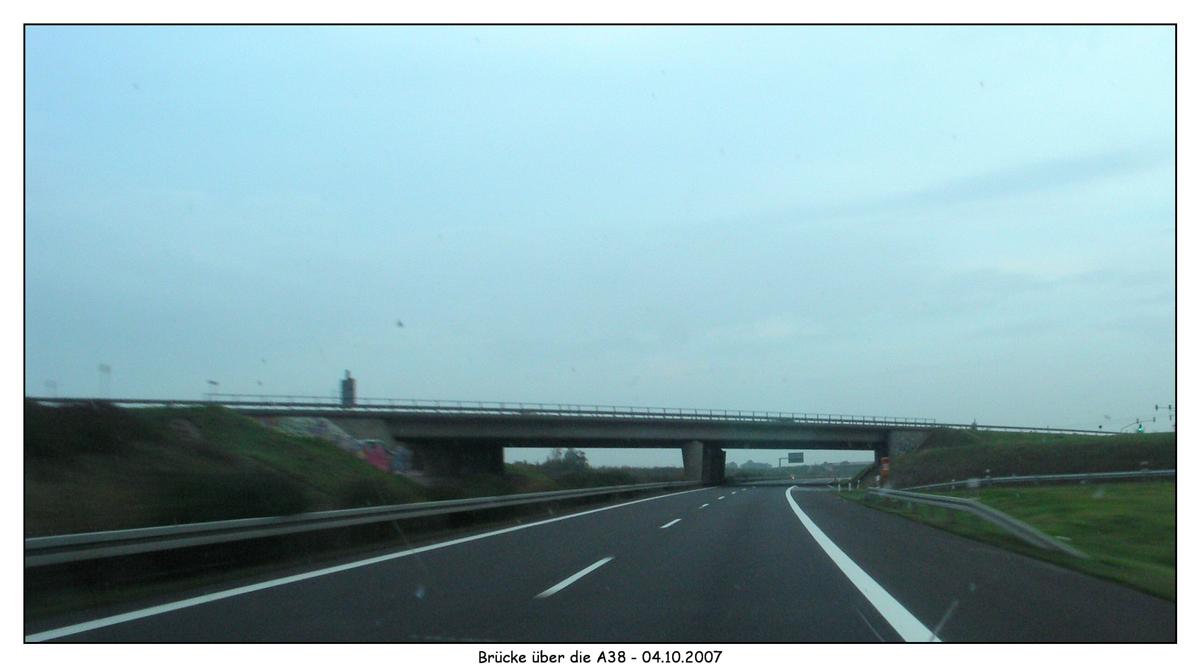 Brücke über die Autobahn A38 