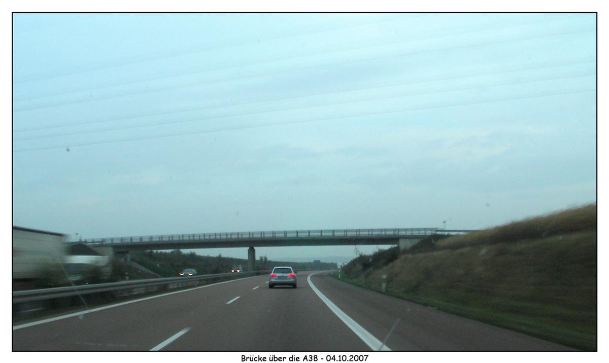 Brücke über die Autobahn A38 