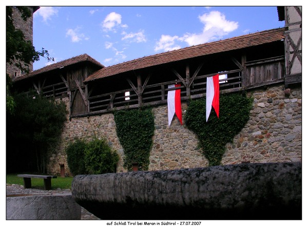 Schloß Tirol - im Innenhof der Burg 