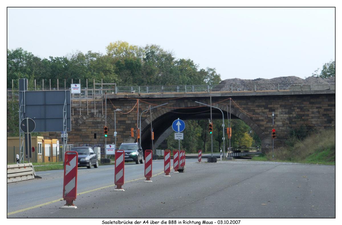 am darauffolgenden Wochenende wurde dieser Brückenbogen abgerissen, damit die B88 4spurig ausgebaut werden kann 