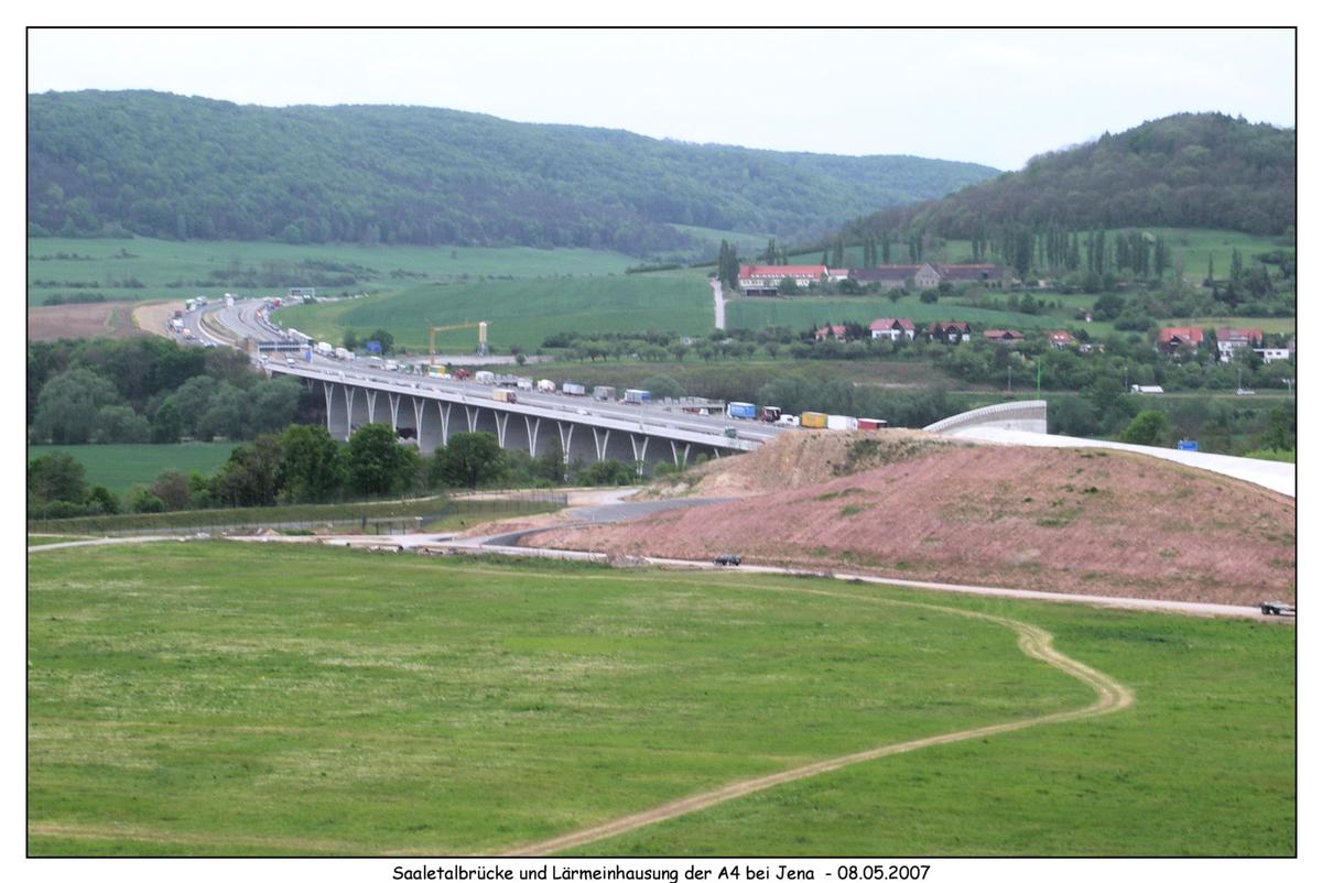 Mediendatei Nr. 100926 Lobdeburgtunnel - in der Mitte des Bildes (im Bereich des «Erdhaufens») ist der Hubschrauberlandeplatz zu sehen, der für Notfälle vorgesehen ist, die im Zusammenhang mit Brücke, bzw. Lärmschutzeinhausung stehen