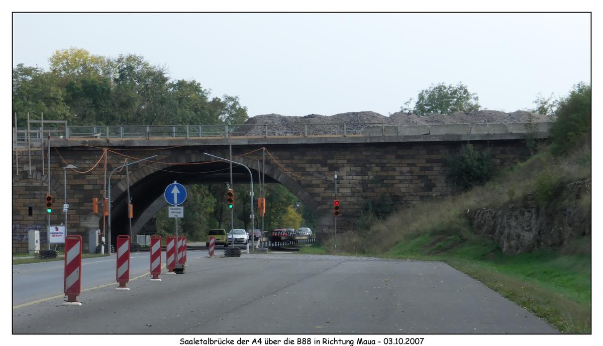 Mediendatei Nr. 101420 noch steht der alte Brückenbogen über die B88 - er soll am WE des 8.-9.12.2007 abgerissen werden, damit die B88 4-spurig ausgebaut werden kann Richtung Kahla