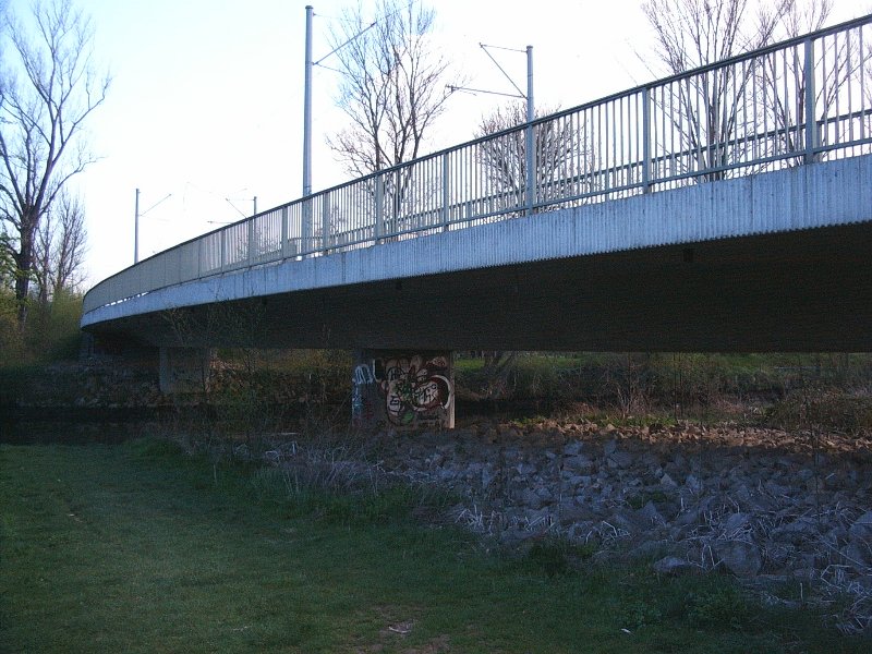 Straßenbahnbrücke Oberaue (Jena)Freigegeben für Radfahrer und Fußgänger, sowie für die Straßenbahn Straßenbahnbrücke Oberaue (Jena) Freigegeben für Radfahrer und Fußgänger, sowie für die Straßenbahn