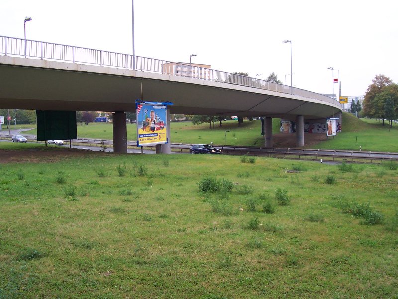 Iéna: Pont-route sur la voie express (Stadtrodaer Strasse). En arrière-plan le pont-tramway, à l'avant le pont-route 