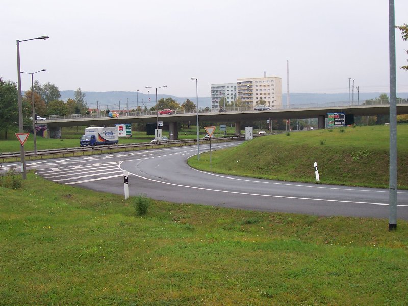 Iéna: Pont-route sur la voie express (Stadtrodaer Strasse). En arrière-plan le pont-tramway, à l'avant le pont-route 