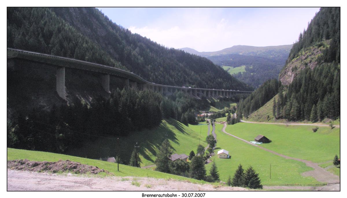 Luegbrücke der Brennerautobahn kurz vor der Paßhöhe 