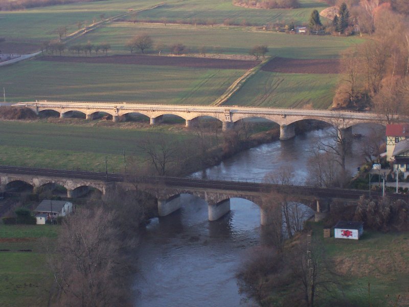 Saalebrücke Langefeld-Saaleck von der Rudelsburg. Hinten die Straßenbrücke, vorn die Eisenbahnbrücke der Saaletalbahn 