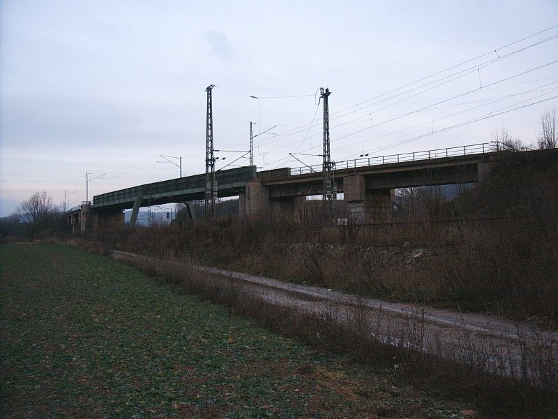 Streckenkreuzung im Gleisdreieck Großheringen, oben läuft die Strecke der Saaletalbahn und unten die Strecke Leipzig - Erfurt 