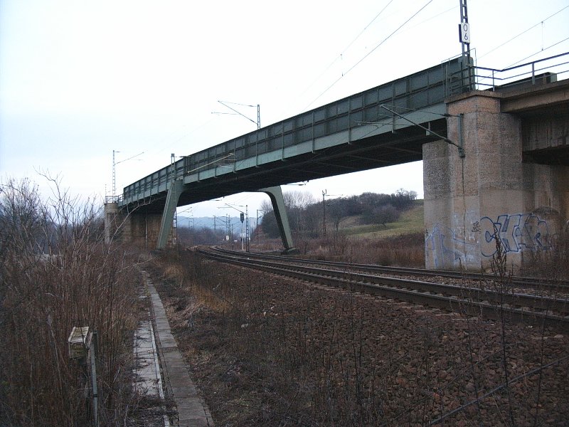 Streckenkreuzung im Gleisdreieck Großheringen, oben läuft die Strecke der Saaletalbahn und unten die Strecke Leipzig - Erfurt 