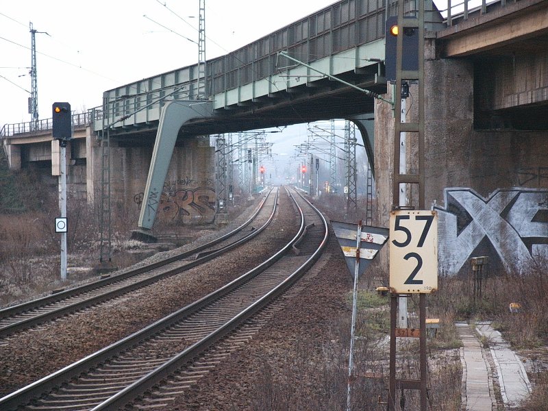 Pont du croisement de deux lignes ferroviaires à Grossheringen 