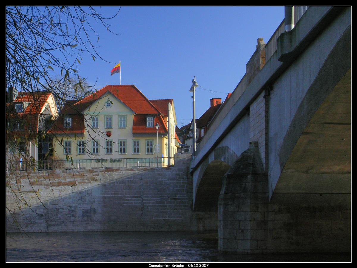Camsdorfer Brücke über die Saale, hinten die «Grüne Tanne» in welcher sich 1815 die Urburschenschaft gegründet hat 