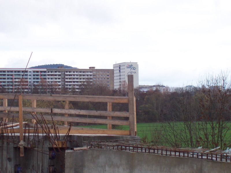 Brücke 826, Jena – Blick von der neuen Brücke auf die Plattenbausiedlung Lobeda 