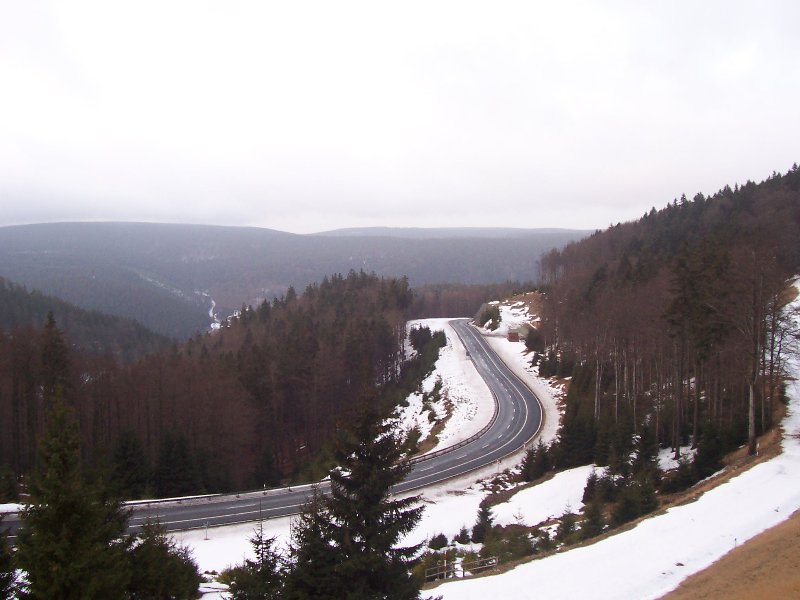 neu gebaute Straße zwischen Goldisthal und Scheibe-Alsbach, notwendig geworden durch die Anlage des Unterbeckens im Schwarzatal 