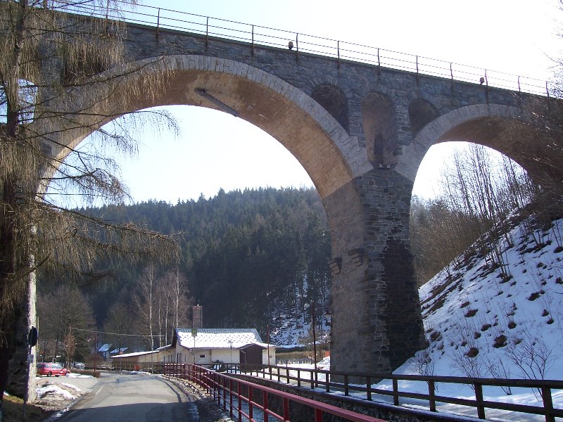 Railroad viaduct across the road to Plothen 