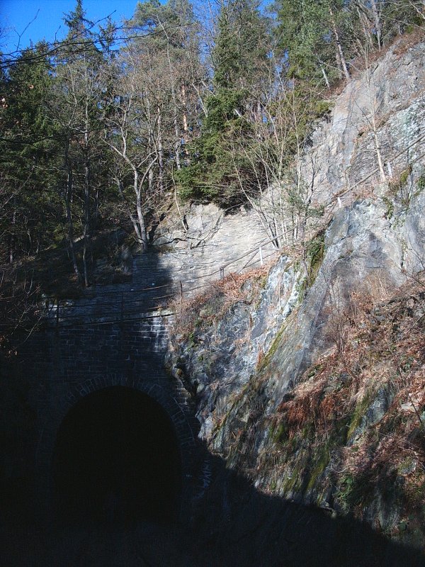 Hemmkoppentunnel, Wanderweg direkt über dem Tunnelausgang zur Hemmkoppe 
