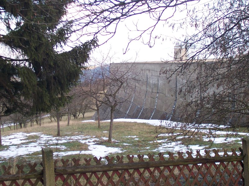 Staumauer auf der Nordseite 