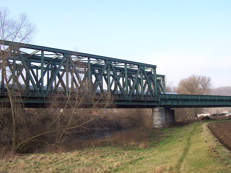 Brücke der Saaletalbahn. Wie «klein» doch der ICE ist 