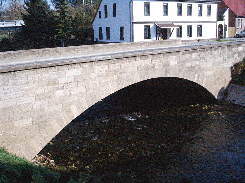 Straßenbrücke parallel zur Hausbrücke führt über die Ilm 