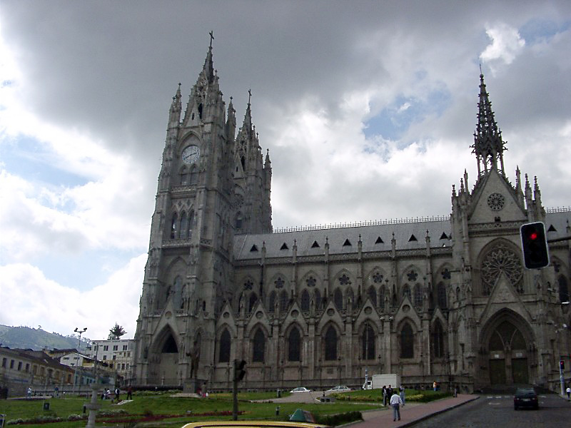 Mediendatei Nr. 39699 Ecuador; Quito; Basilika; Nach 98 Jahren Bauzeit wurde sie erst 1985 fertig gestellt. Heute besitzt die Basilika die höchsten Kirchtürme Südamerikas (140 m)