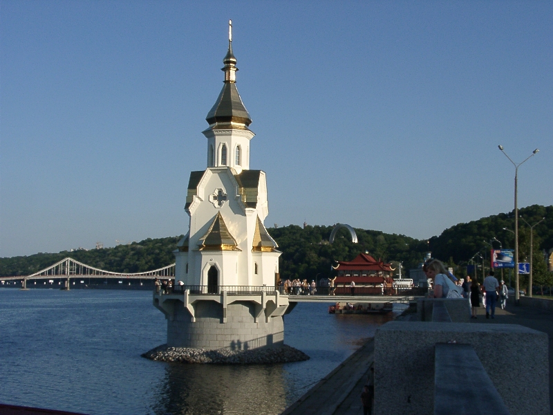 Ukraine, Kiew, Hafen, Orthodoxe Kirche im Dnjepr 