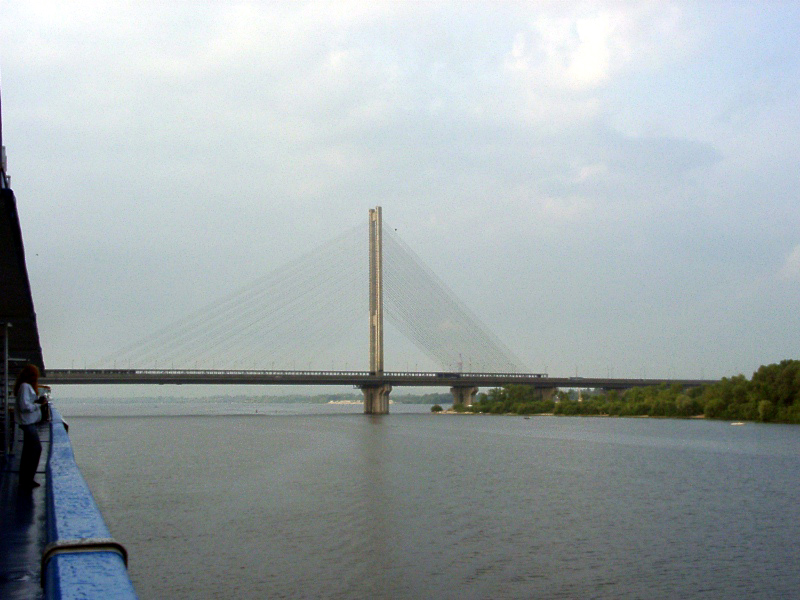 Ukraine, Dnjepr, Kiew, Südliche Bruecke, Schrägseilbrücke, Anfang der 90er Jahre erbaut, Spannweite 271 m 