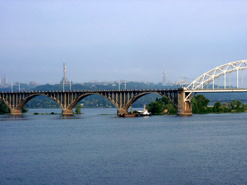 Ukraine, Dnjepr, Kiew, Brücke, Eisenbahnbrücke, gebaut in der Nachkriegszeit 