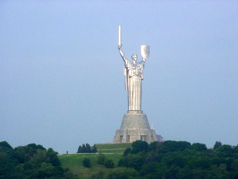 Ukraine; Kiew; Denkmal Mutter Heimat; erbaut 1981; mit Schwert und Schild, mit 108 m höher als die Freiheitsstatue in NY 