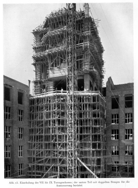 Ullsteinhaus, Berlin Einschalung des VII. bis IX. Turmgeschosses; der untere Teil mit doppelten Stangen für die Ausmauerung berüstet