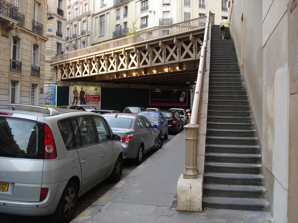 Brücke im Zuge der Rue du Rocher über die rue de Madrid in Paris 