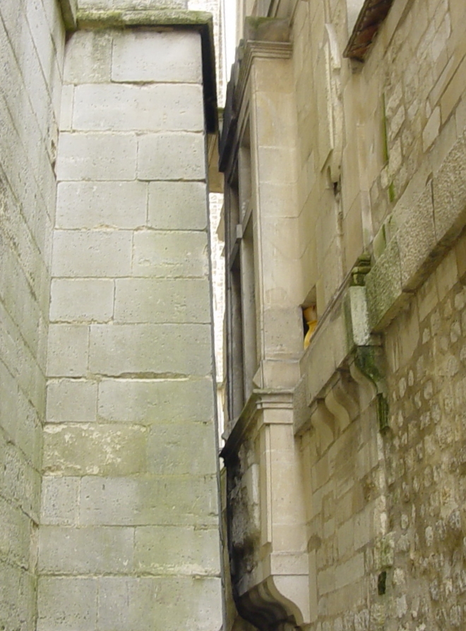 Vestiges de l'aqueduc romain «d'Arcueil» et portail Renaissance du Château des Arcs (à Cachan). A gauche, aqueduc de Médicis 