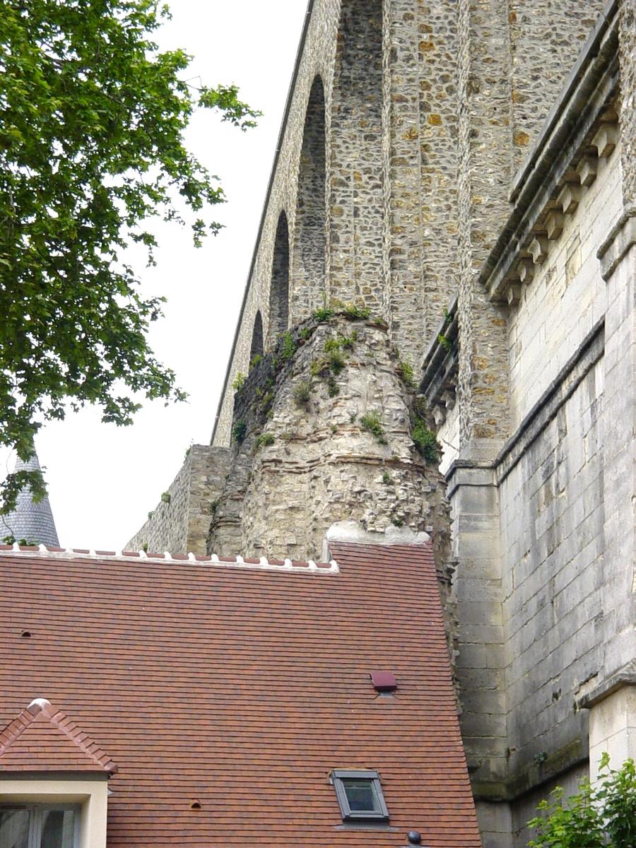 Vestiges de l'aqueduc romain «d'Arcueil» et portail Renaissance du Château des Arcs (à Cachan) 