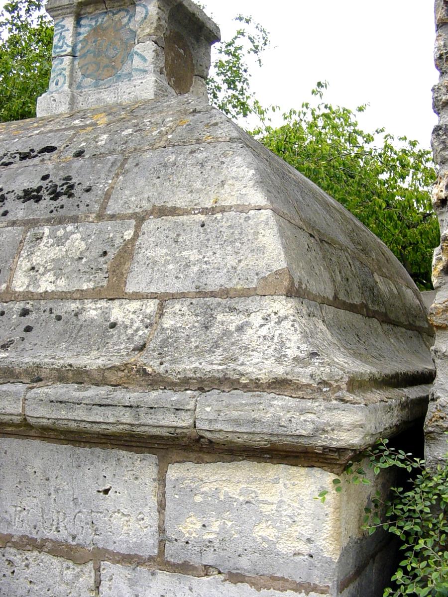 Regard XIV de l'aqueduc de Marie de Médicis. En bas, inscription «Bourgeois» 