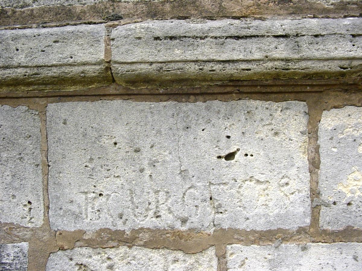 Regard XIV de l'aqueduc de Marie de Médicis. Graffite du 19e s.: « Bourgeois «, nom de famille 