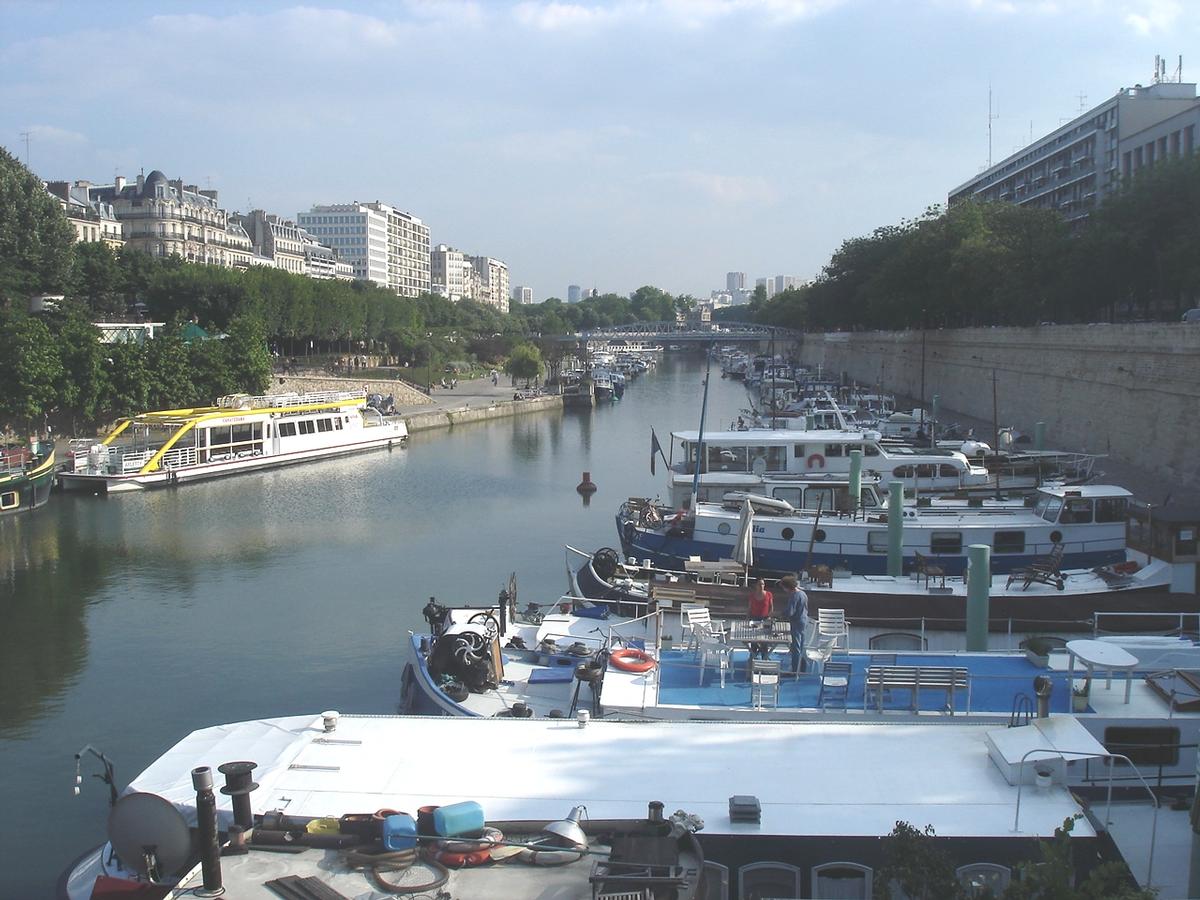 Arsenal-Hafen von der Metrostation Bastille aus gesehen 