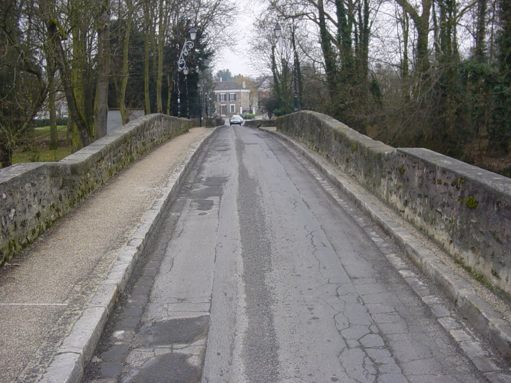 Vieux Pont ou Pont de la Reine Blanche. Boussy-Saint-Antoine (91) 