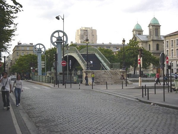 Fußgänger- und Hebebrücke and der Rue Crimée über de Ourcq-Kanal in Paris (19. Arrondissement) 