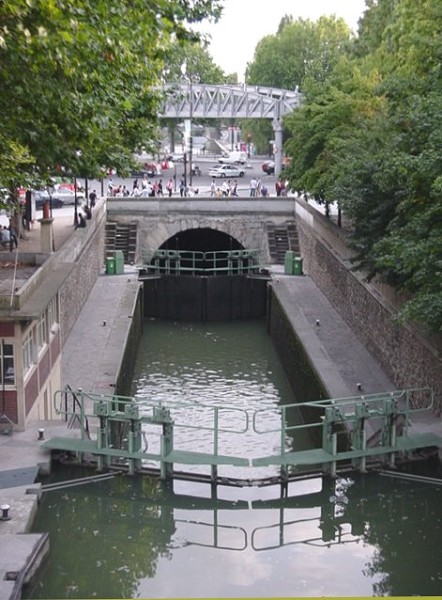 Ecluses de la Villette sur le canal Saint-Martin, Paris XIXe Au fond, ligne 2 du métro et station Jaurès